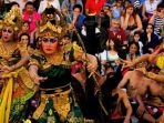 rombongan-famtrip-asal-malaysia-disuguhkan-tari-kecak-selama-di-bali_20180328_024047.jpg