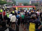 rombongan-pengantar-jenazah-bentrok-dengan-polisi_20160718_102655.jpg