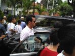 rombongan-raja-salman-dikerumuni-warga-usai-salat-jumat_20170310_143602.jpg