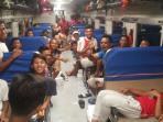 rombongan-tim-liga-pelajar-menuju-surabaya-naik-kereta-api_20160906_233629.jpg