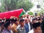 rombongan-yang-membawa-jenazah-mantan-ketua-umum-pbnu-kh-hasyim-muzadi_20170316_173919.jpg