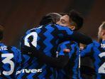 romelu-lukaku-dan-lautaro-martinez-berpelukan-setelah-saling-membantu-mencetak-gol.jpg
