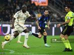 romelu-lukaku-kiri-menggiring-bola-di-dekat-pemain-inter-milan.jpg