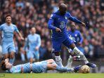 romelu-lukaku-melewati-john-stones.jpg