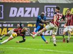 romelu-lukaku-menembak-ke-gawang-ac-milan.jpg