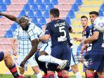 romelu-lukaku-tengah-melompat-untuk-merebut-bola-pada-pertandingan-crotone-vs-inter-milan.jpg