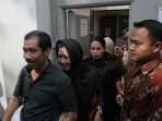 romi-herton-dan-istri-dieksekusi-ke-lapas_20150710_171102.jpg