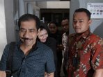 romi-herton-dan-istri-dieksekusi-ke-lapas_20150710_171522.jpg
