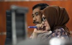 romi-herton-dan-istrinya-jalani-sidang-lanjutan_20141206_175635.jpg