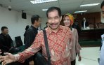 romi-herton-dan-istrinya-jalani-sidang-perdana_20141120_165606.jpg