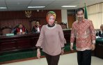 romi-herton-dan-istrinya-jalani-sidang-perdana_20141120_165713.jpg