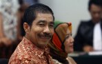romi-herton-dan-istrinya-jalani-sidang-perdana_20141120_170004.jpg