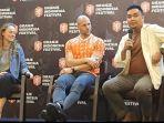 ron-vlaar-saat-berdiskusi-dengan-awak-media-1.jpg