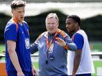 ronald-koeman-melerai-pertengkaran-wout-weghorst-dan-jurrien-timber.jpg