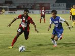 ronald-sesmot-berebut-bola-dengan-iqbal-samad_20151124_144753.jpg