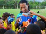 ronaldinho-saat-menghadiri-coaching-clinic-bersama-anak-anak.jpg