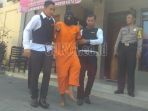 rosat-berbaju-tahanan-saat-dipapah-polisi-di-mapolres-m_20180817_175632.jpg