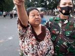 roslina-warga-jalan-re-martadinata-kota-jambi-marah-pada-polisi.jpg