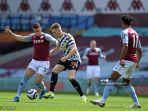 ross-barkley-kiri-bersaing-memperebutkan-bola-melawan-scott-mctominay.jpg