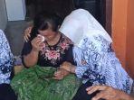 rosti-simanjuntak-ibu-brigadir-yosua-terlihat-mengusap-air-mata.jpg