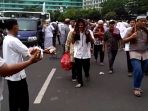 roti-nasi-padang-dan-air-mineral-gratis-di-aksi-212_20161202_155825.jpg