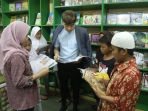 roy-kiyoshi-berbagi-dengan-anak-yatim_20180522_212525.jpg