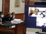 roy-suryo-jalani-sidang-perdana_20221012_161342.jpg