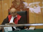 roy-suryo-jalani-sidang-perdana_20221012_161426.jpg
