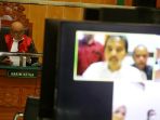 roy-suryo-jalani-sidang-perdana_20221012_161504.jpg