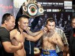 roy-tua-manihuruk-bersama-lawannya-vachayan-khamon-thailand.jpg