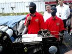 rr-dan-dh-pelaku-tindak-pidana-pemalsuan-materai_20151104_123403.jpg
