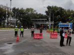 ruas-jalan-medan-merdeka-barat-ditutup-oleh-aparat-k.jpg