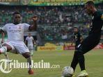 ruben-sanadi-berebut-bola.jpg