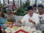 ruhut-sitompul-belanja-di-pasar-kadipolo-solo.jpg