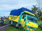 ruk-bermuatan-plastik-terperosok-ke-selokan-setelah-sopir-di-prank-pocong.jpg