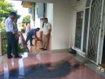 rumah-anggota-dprd-riau-dilempar-molotov_20171003_095126.jpg