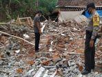 rumah-di-desa-tumpuk-kecamatan-sawoo-dirobohkan-menggunakan-eksavator.jpg