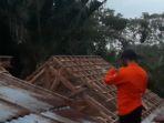 rumah-di-pekalongan-tertimpa-pohon.jpg