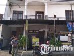rumah-di-tropodo-sidoarjo-yang-baru-saja-didatangi-sejumlah-anggota-tim-densus-88_20180530_162949.jpg