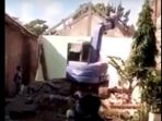 rumah-dibuldoser-suami_20180321_202405.jpg