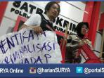 rumah-kajati-jatim-dirusak_20160319_232230.jpg