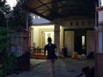 rumah-keluarga-pelaku-pengeboman-tiga-gereja-surabaya_20180513_203626.jpg