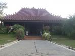 rumah-limas-rumah-adat-palembang-01_20150728_161012.jpg