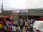 rumah-makan-ayam-bakar-christina-di-jalan-raya-margonda-depok-terbakar_20150227_125535.jpg