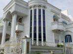 rumah-mewah-bos-judi-online-bernama-a-alias-j-di-jalan-palem-kompleks-cemara-asri.jpg