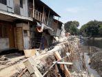 rumah-miring-di-bantara-kali-ciliwung.jpg