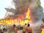 rumah-panggung-terbakar-di-desa-londrang-kabupaten-muaro-jambi-jumat-1582020.jpg