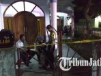 rumah-pelaku-bom-di-bangil-pasuruan-dijaga-ketat-polisi-kamis-572018-malam_20180705_221040.jpg