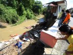 rumah-roboh-akibat-tanah-longsor_20151201_225232.jpg