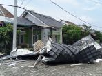 rumah-rusak-dihantam-angin-puting-beliung_1_20170825_133501.jpg